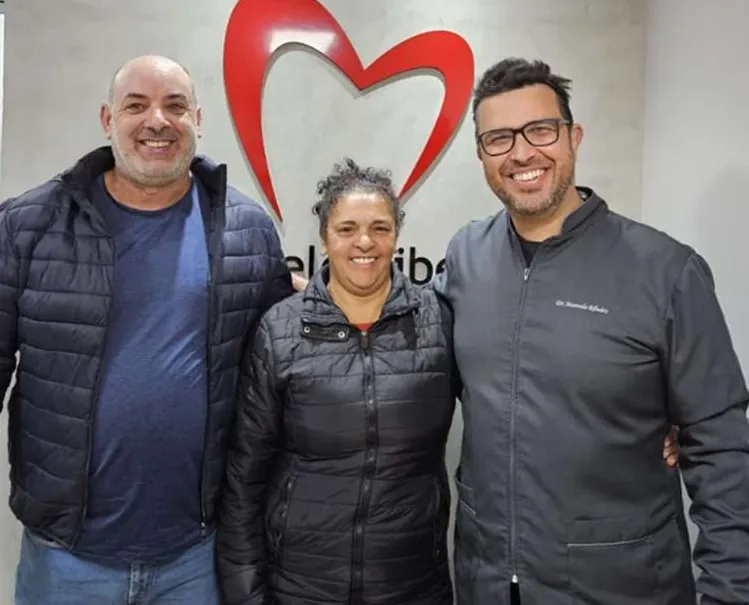 Erênice, paciente, ao lado do Dr. Marcelo Ribeiro