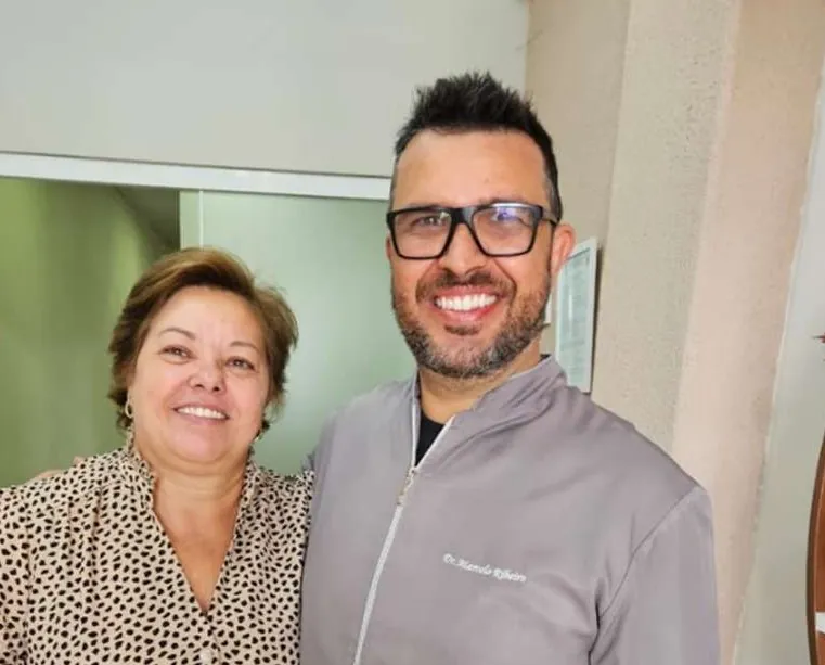 Sônia, paciente, ao lado do Dr. Marcelo Ribeiro