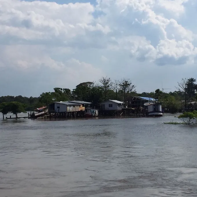 Vilas ribeirinhas na Amazônia