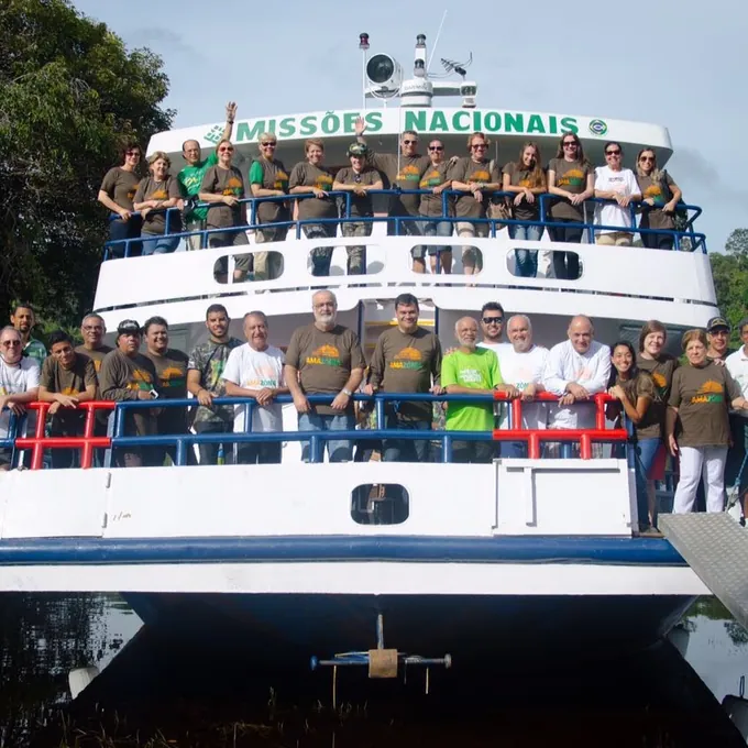 Barco da missão Amazônia