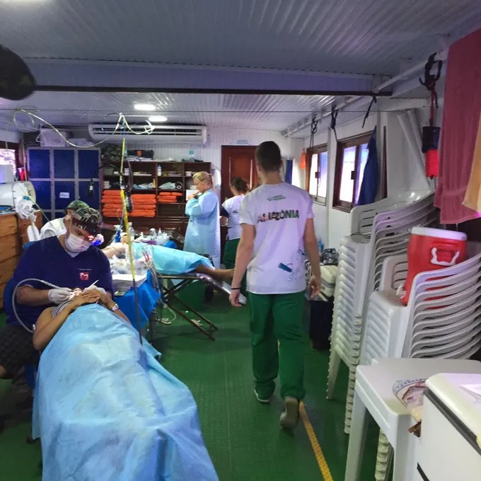 Atendimento odontológico no barco
