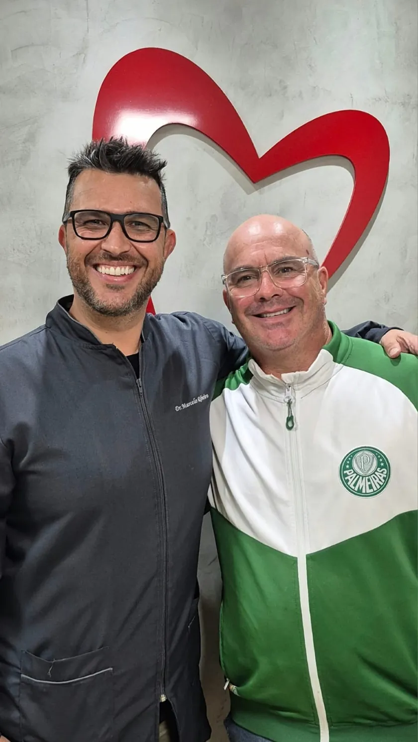 Dejair, paciente, ao lado do Dr. Marcelo Ribeiro