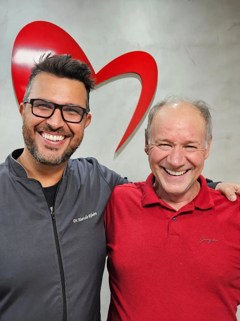 Ângelo, paciente, ao lado do Dr. Marcelo Ribeiro
