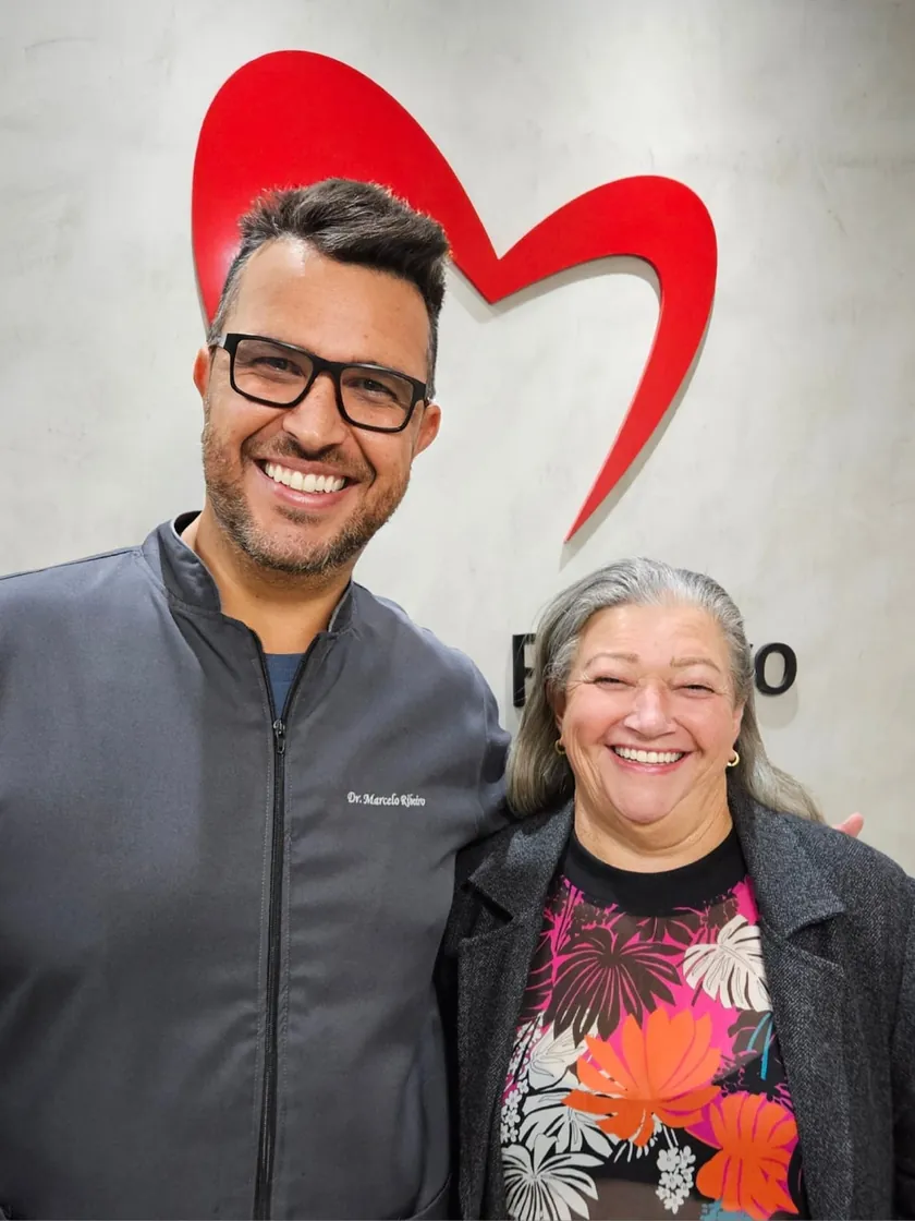 Maria, paciente, ao lado do Dr. Marcelo Ribeiro