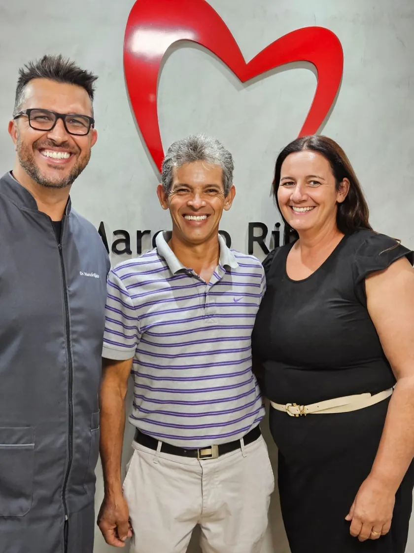 Oséias e Lindacir, pacientes, ao lado do Dr. Marcelo Ribeiro